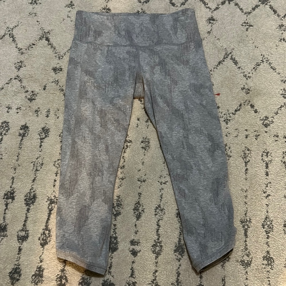Athleta Gray pattern cropped leggings